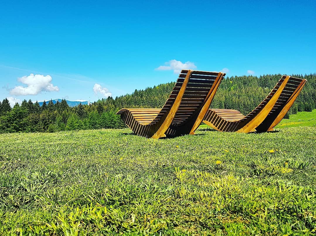 Chaise longues di legno naturale davanti al rifugio Malga Campo, Luserna, Altipiani Cimbri