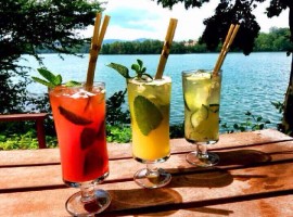 cocktail serviti nel Cafè con vista lago