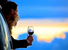 uomo e donna con calice di vino ammirando il panorama
