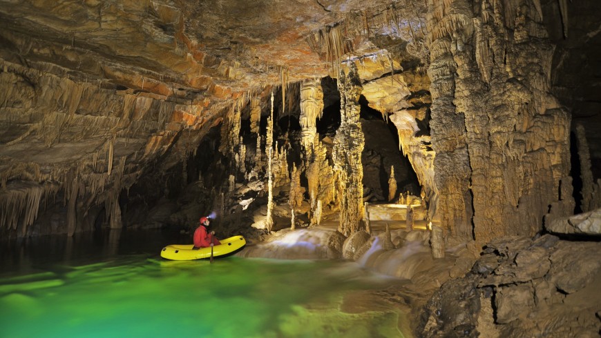 grotta sotterranea in kayak