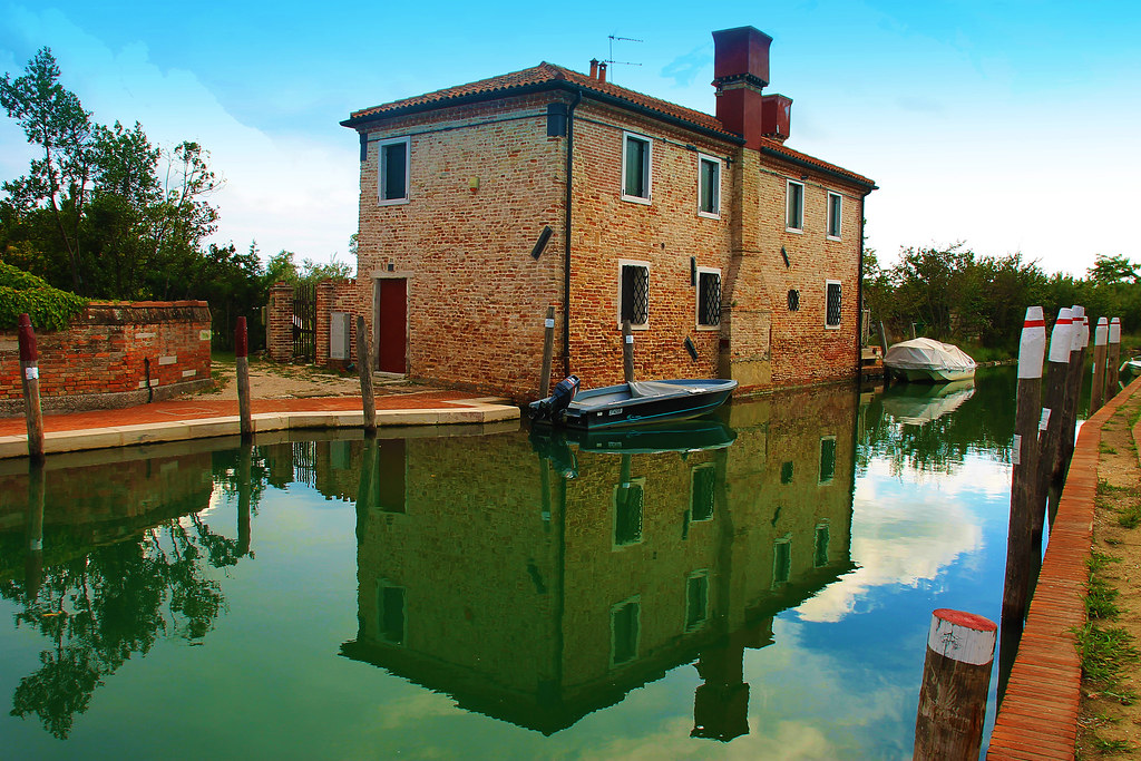 canale di Torcello e un'abitazione che si sporge su di esso