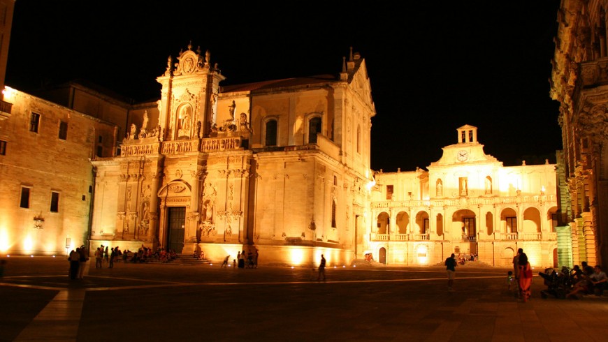 Facciata del Duomo di Lecce di sera con vista sul piazzale 