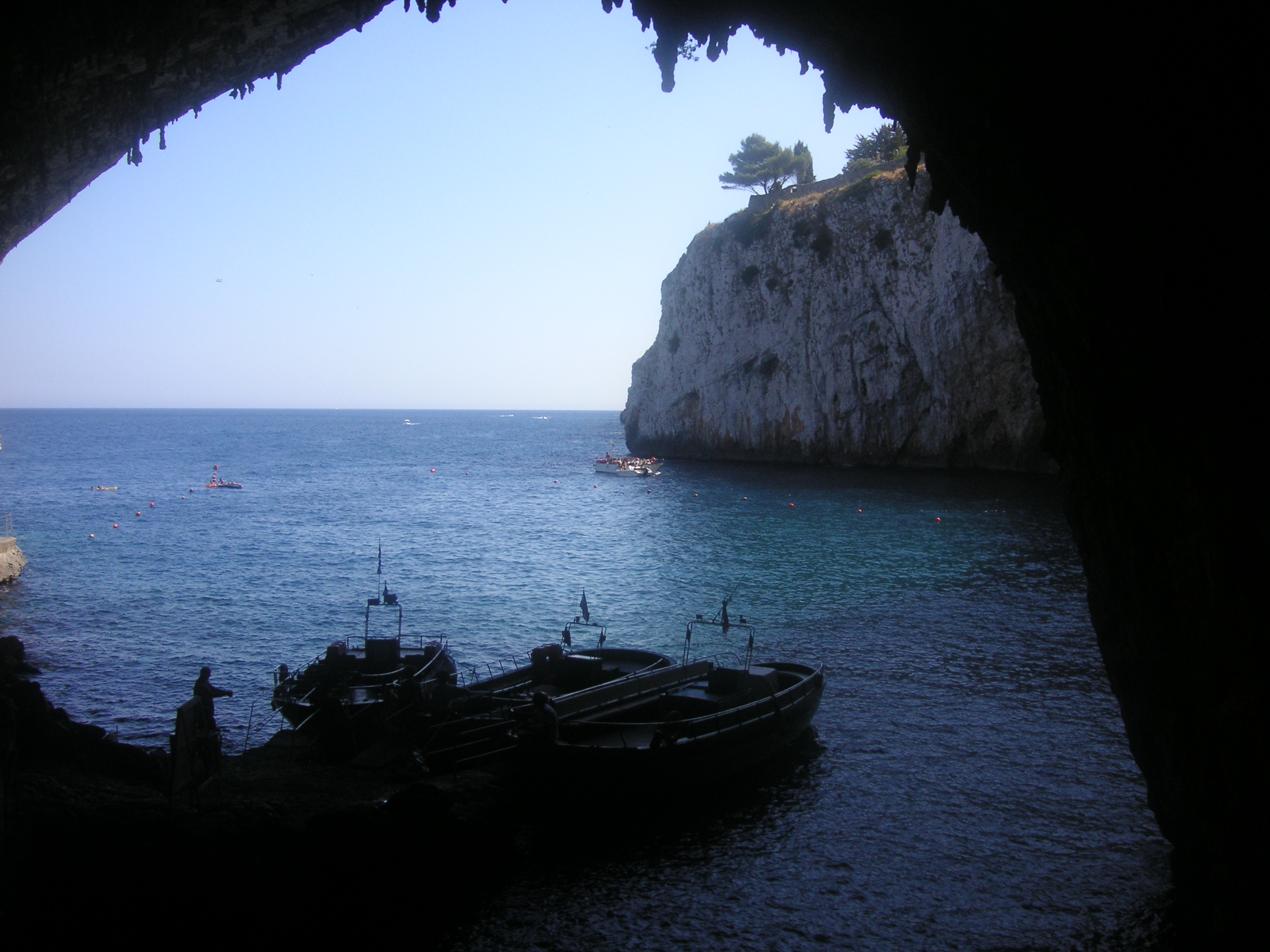 Interno della grotta della Zinzulusa da cui partono le gite