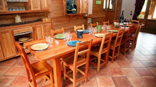 sala ristorazione della struttura con tavolo e sedie interamente costruite in legno