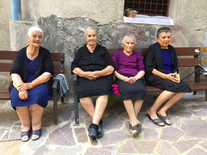 donne anziane calabresi sedute su delle sedie