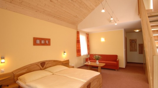 interno delle stanze, con decorazione in legno e pareti chiare