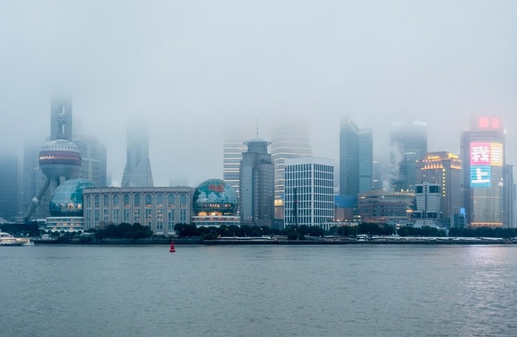 Smog nellinvivibile città di Shanghai