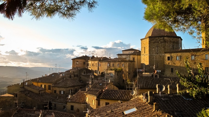 Volterra, bellissimo borgo dall'alto, vicino alla casa sulla quercia del Glamping il sole