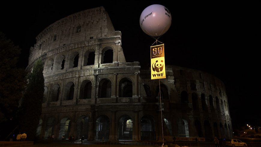 Il Colosseo, a Roma, con le luci spente, durante l'earth hour.