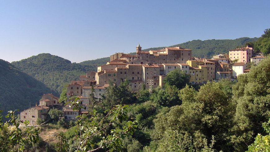 L'antico borgo di Sassetta, circondato dai boschi