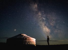 yurta tradizionale sotto al cielo stellato
