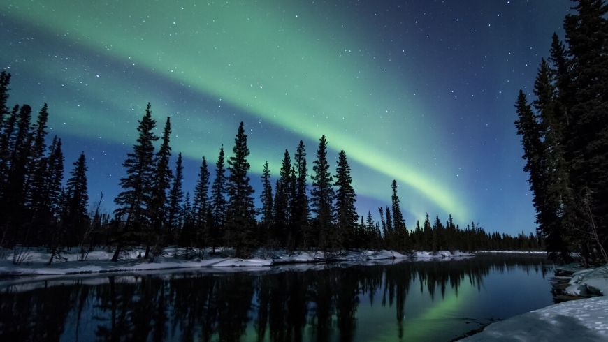 aurora boreale su lago ghiacciato