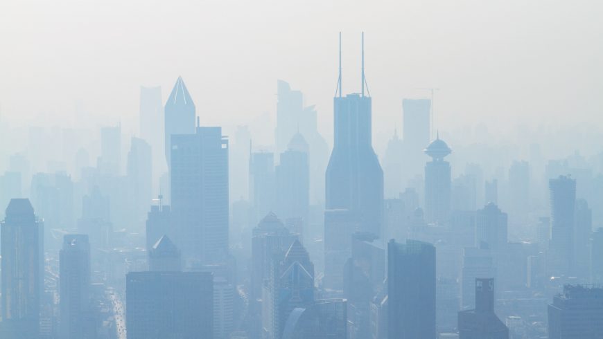 veduta aerea di grattacieli ricoperti di smog