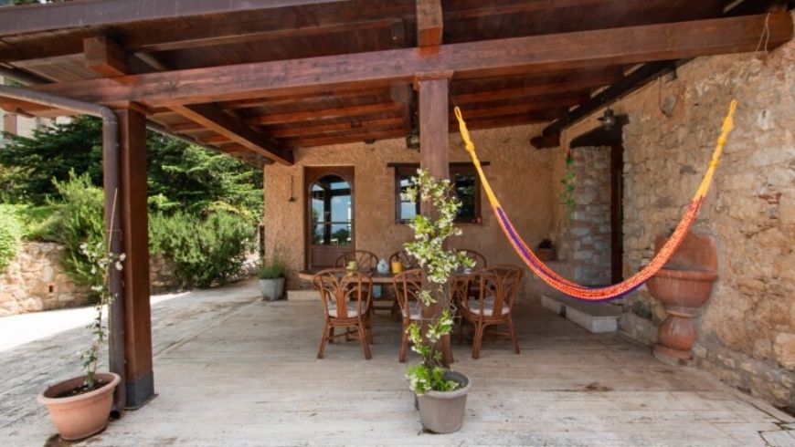 l'amaca e la zona relax di villa lola su ecobnb