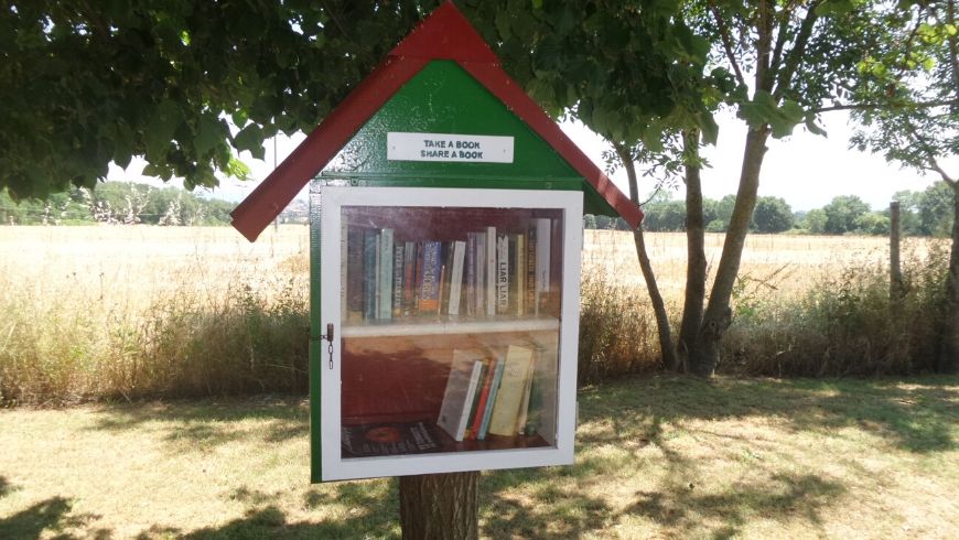 share a book ad awen tree house italia ecobnb