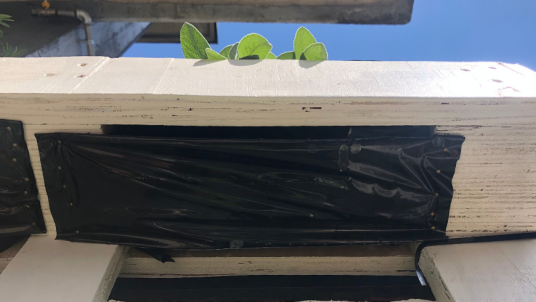 Giardino verticale: telo pacciamatura per contenere le piante