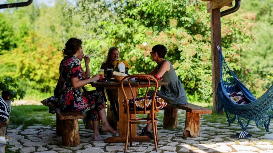 Tenuta Ekodrom pranzo all'aperto in una struttura ricettiva immersa nel verde