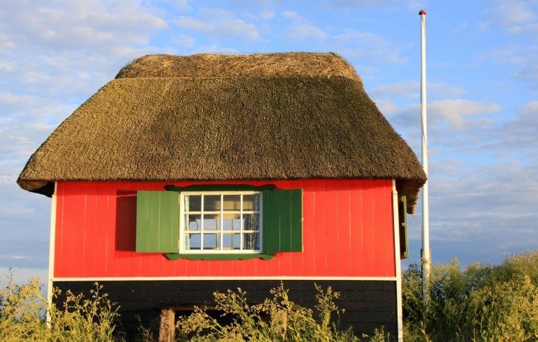 Casa rossa con finestra verde in campagna