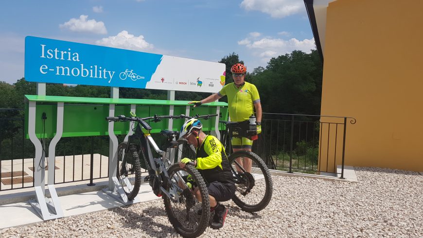 Una e-station per ricaricare la bici elettrica in Istria durante il viaggio green
