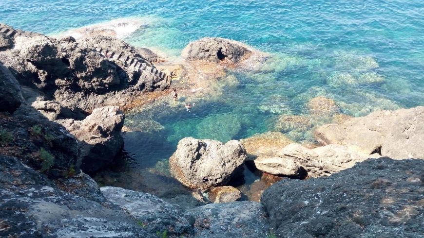 Piscina naturale tra le rocce, lungo la Via del Mare