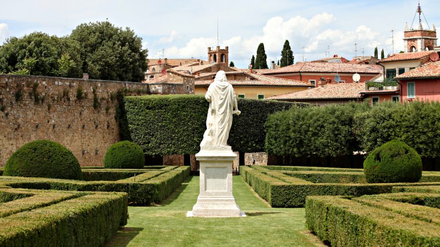 Giardino all'italiana Horti Leonini, a San Quirico d'Orcia. Statua di Cosimo III dei Medici in mezzo alle siepi