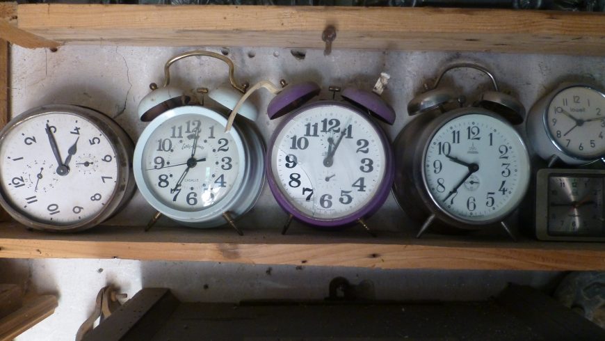 Raccolta di orologi al museo Ettore Guatelli