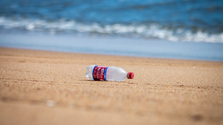 Bottiglia di plastica in una spiaggia