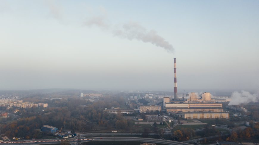 città inquinata dal fumo grigio di una fabbrica