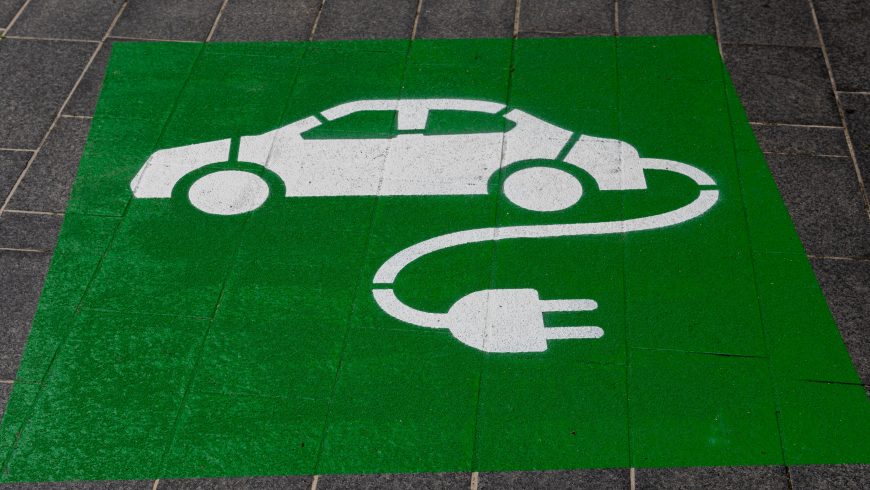 Simbolo di auto elettrica con sfondo verde