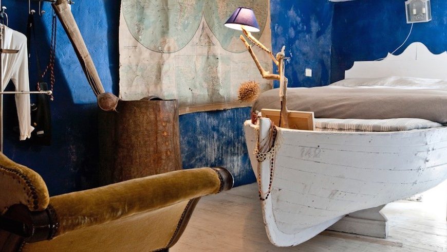 Vecchia barca trasformata in letto all'ecohotel La Mortola, in Liguria
