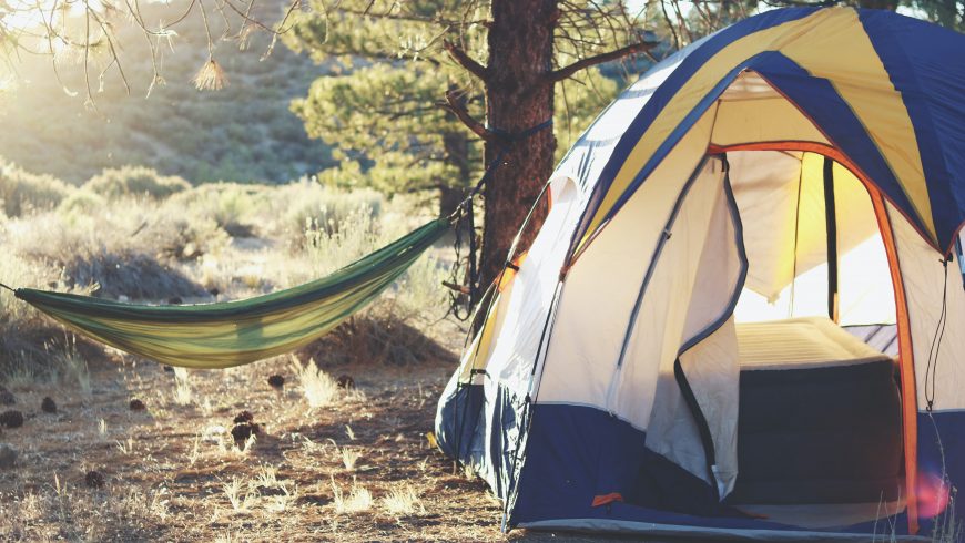 camping tenda e amaca tra gli alberi