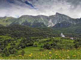 Glamping in Slovenia immersi in un panorama di Montagna