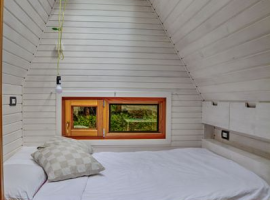 Glamping in Slovenia: camera da letto con lucernaio