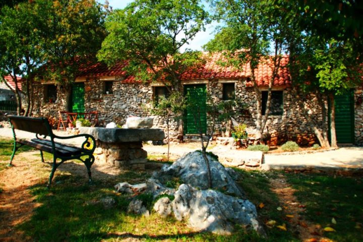 Facciata principale del B&B Kalpić, vicino al Parco Nazionale di Krka