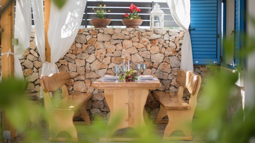 Tavolo da pranzo in legno al B&B Kalpić, vicino al Parco Nazionale di Krka
