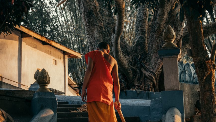 monaco che pulisce un tempio di Luang Prabang, Laos