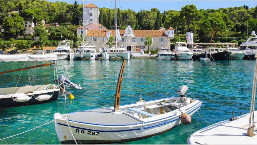 porto di Šolta, una delle isole meno conosciute della croazia