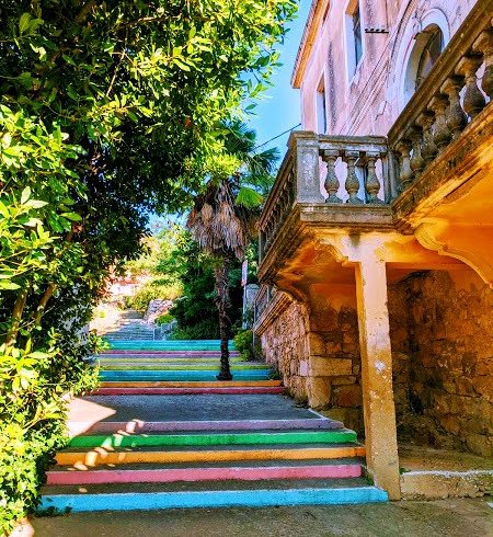 scalinata colorata a Iž, una delle isole meno note della Croazia
