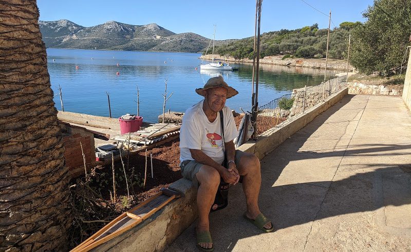 pescatore sull'Isola di Rava, una delle isole meno conosciute della Croazia