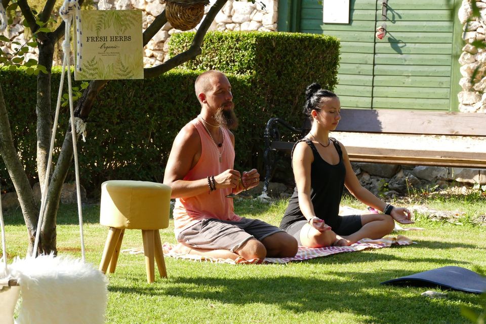 un uomo e una donna praticano yoga durante la loro vacanza digital detox