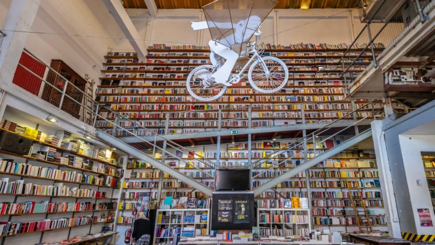 Biblioteca a Lisbona. Foto di lxfactory.com