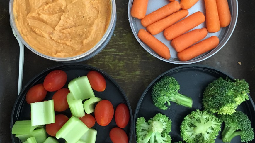 carote, sedani, pomodri e hummus