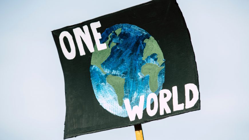 cartello che indica di salvare il mondo dal cambiamento climatico, obiettivo del Climate Store