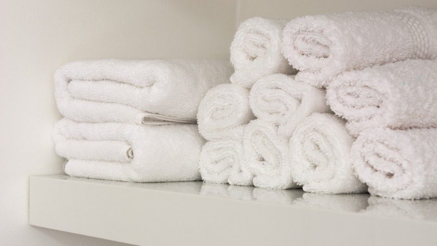 asciugamani in vacanza, meglio riutilizzarli per rispettare l'ambiente