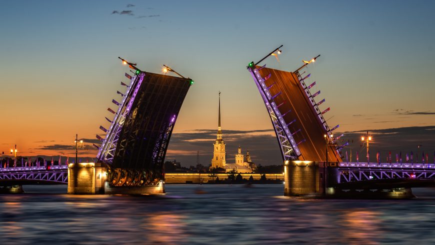San Pietroburgo, ponte che si apre nelle notti bianche