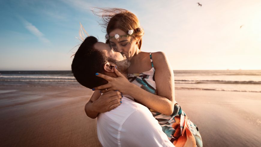 coppia che si bacia in spiaggia