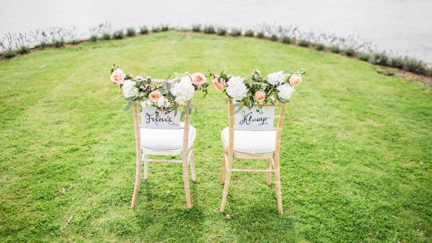 Decorazioni di sedie per matrimonio con i fiori e il nome degli sposi