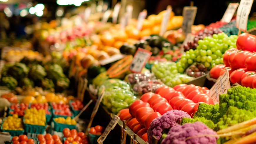 frutta e verdura al mercato, ingredienti per una dieta vegana