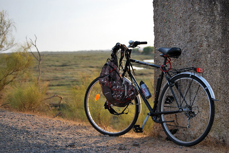 bicicletta appoggiata su un muretto 