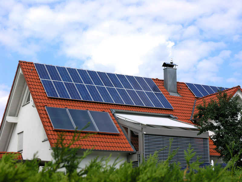 casa con pannelli solari fotovoltaici